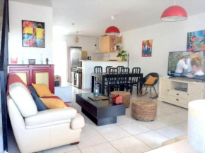 Maison confortable à Lunel avec terrasse et climatisation
